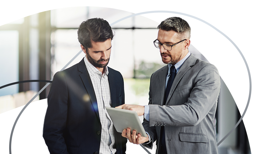 Representación de un equipo analizando datos en una pantalla grande.